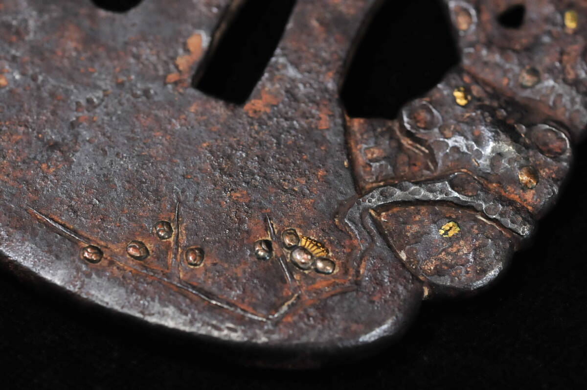 鍔】 鉄地梅木象嵌木瓜形鍔 無銘 80×74mm 厚み：約4.4mm 重量