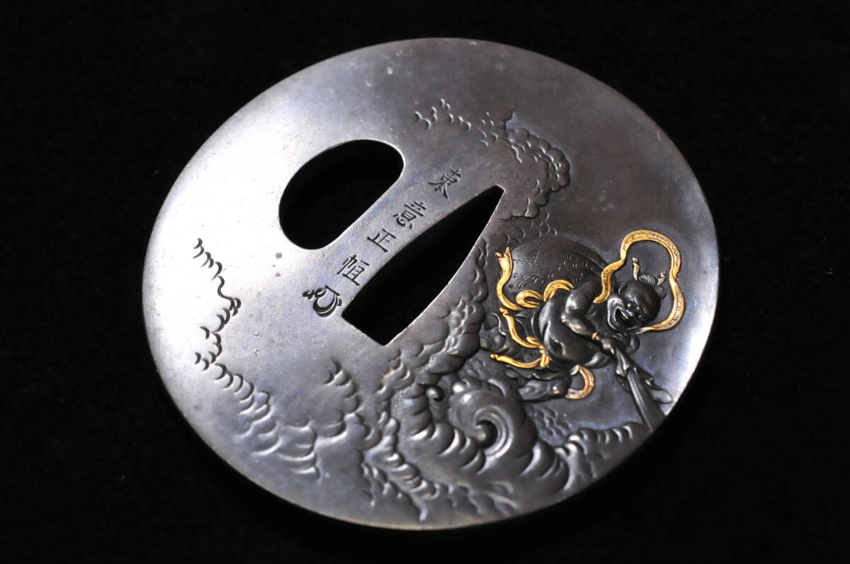 鍔】 赤銅地風神図象嵌丸鍔 銘:東意正恒 71×68mm 重量:129g 木 鍔】 赤銅地風神図象嵌丸鍔 銘:東意正恒 71×68mm 重量:129g 木