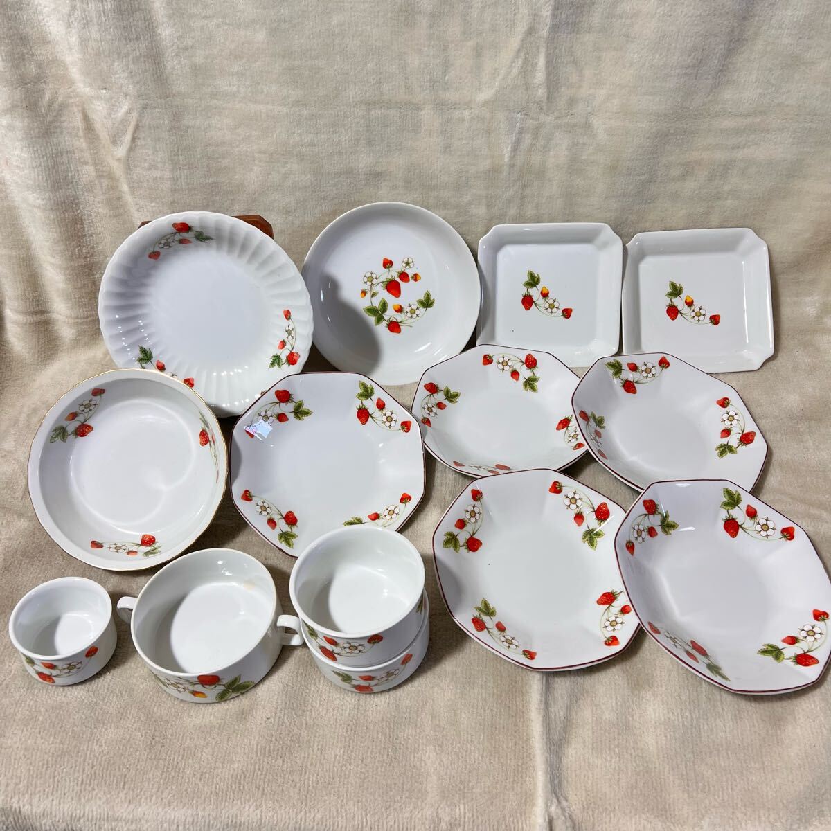 C2134 昭和レトロ いちご柄 食器セット 別シリーズだが似た絵柄 C2134 昭和レトロ いちご柄 食器セット 別シリーズだが似た絵柄