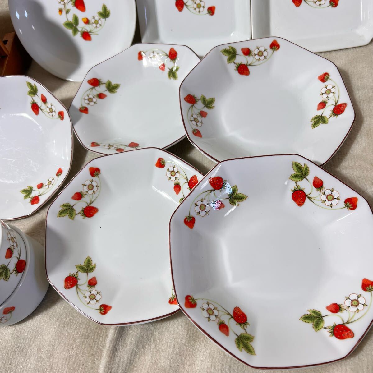 C2134 昭和レトロ いちご柄 食器セット 別シリーズだが似た絵柄 C2134 昭和レトロ いちご柄 食器セット 別シリーズだが似た絵柄