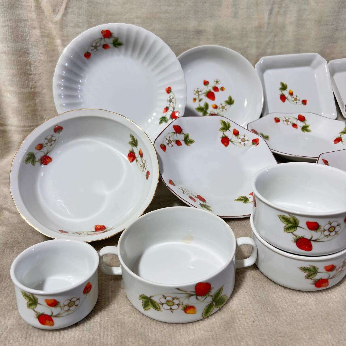 C2134 昭和レトロ いちご柄 食器セット 別シリーズだが似た絵柄 C2134 昭和レトロ いちご柄 食器セット 別シリーズだが似た絵柄