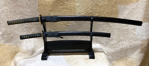 新品 大人気商品  美品】模造刀 黒塗鞘、龍彫鍔、太刀、脇差2点セット、刀掛け付き 武具