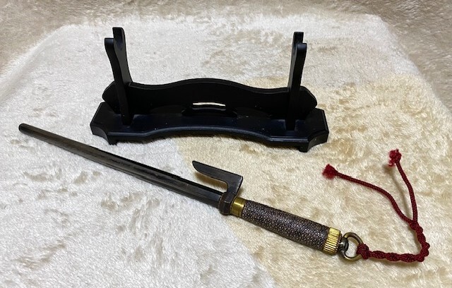 時代武具 十手 鮫皮 美品】時代鉄地十手38cm 鮫皮十手 飾り台付き(鍔、刀装具