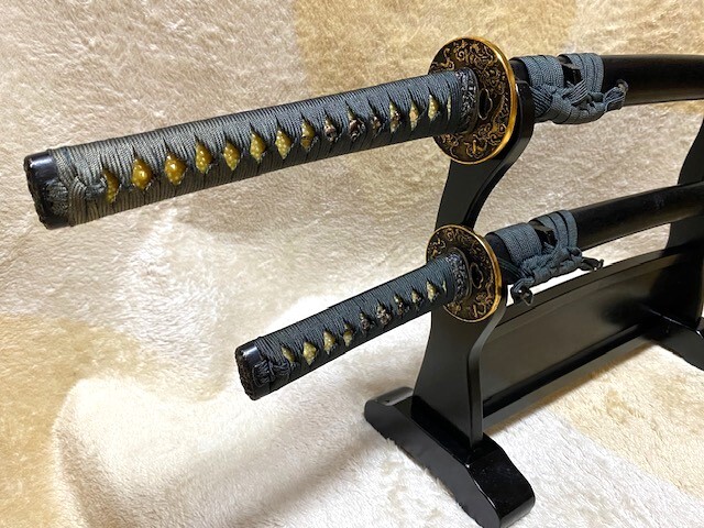 美品】模造刀 黒塗鞘、龍彫鍔、太刀、脇差2点セット、刀掛け付き