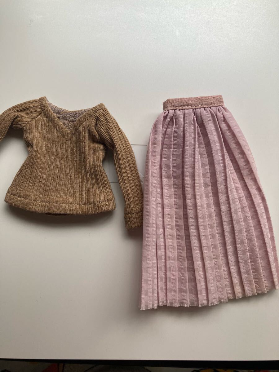 リカちゃん アウトフィット　ブラウンのニット　透け感のあるピンクのスカート　セット　春の装い　リアクロ　リアルクローズ