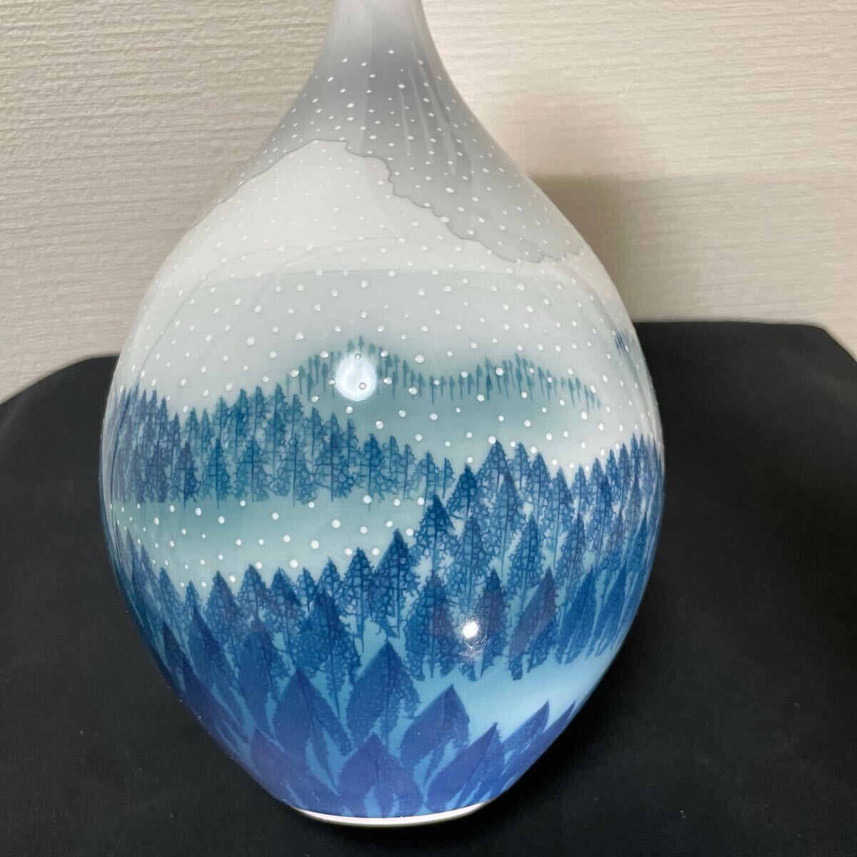 藤井朱明 壺 花瓶 花器 日展人気作家 有田焼 雪景色染付樹海図 藤井朱明 壺 花瓶 花器 日展人気作家 有田焼 雪景色染付樹海図