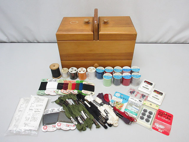 ☆sz2678 裁縫箱 & 糸 等 裁縫用品 まとめ売り 未使用品含む ☆sz2678 裁縫箱 & 糸 等 裁縫用品 まとめ売り 未使用品含む
