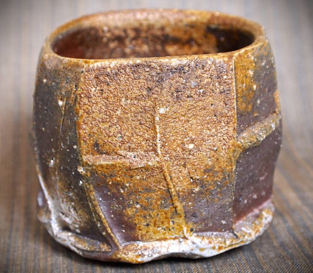 新作☆竹内靖之【師:山本陶秀】☆備前鎬≪窯変≫焼酎杯☆黄胡麻 新作☆竹内靖之【師:山本陶秀】☆備前鎬≪窯変≫焼酎杯☆黄胡麻