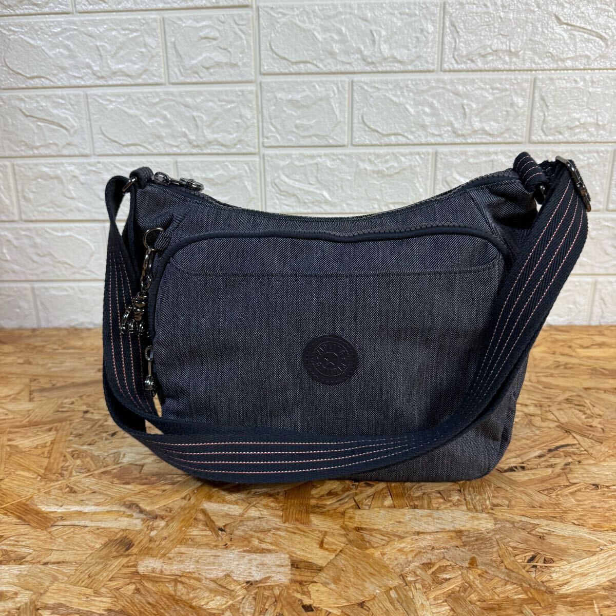 【極美品】Kipling キプリング ナイロン 斜め掛け クロスボディ ショルダー バッグ ナイトグレー シルバー金具