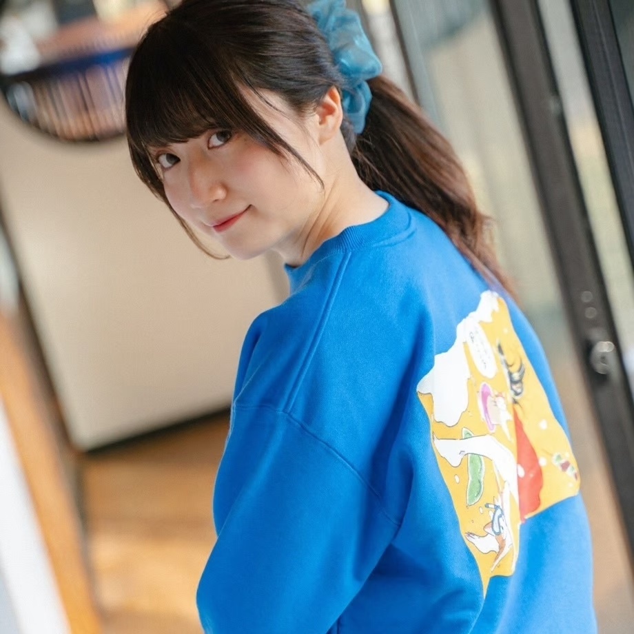 酒村商店 酒村ゆっけ 今日も酔ってるスウェット トレーナー サイズL (BLUE) mameさんイラスト