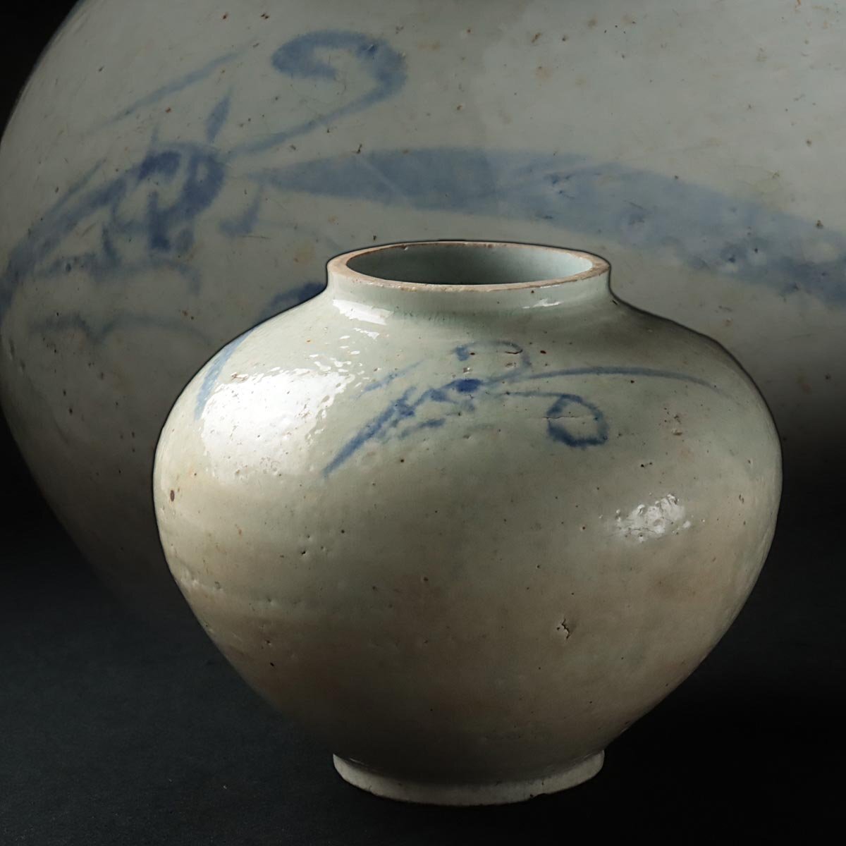 EZ022 朝鮮古美術 李朝白磁染付蘭文壷・李朝丸壺 高17.1cm・青花 EZ022 朝鮮古美術 李朝白磁染付蘭文壷・李朝丸壺 高17.1cm・青花