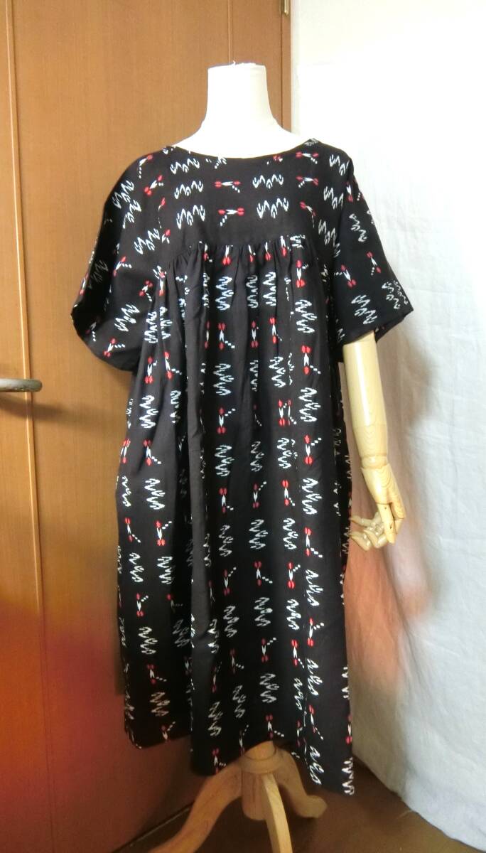 浴衣のワンピース　黒地に赤と白の柄　ハンドメイド　いつうさ