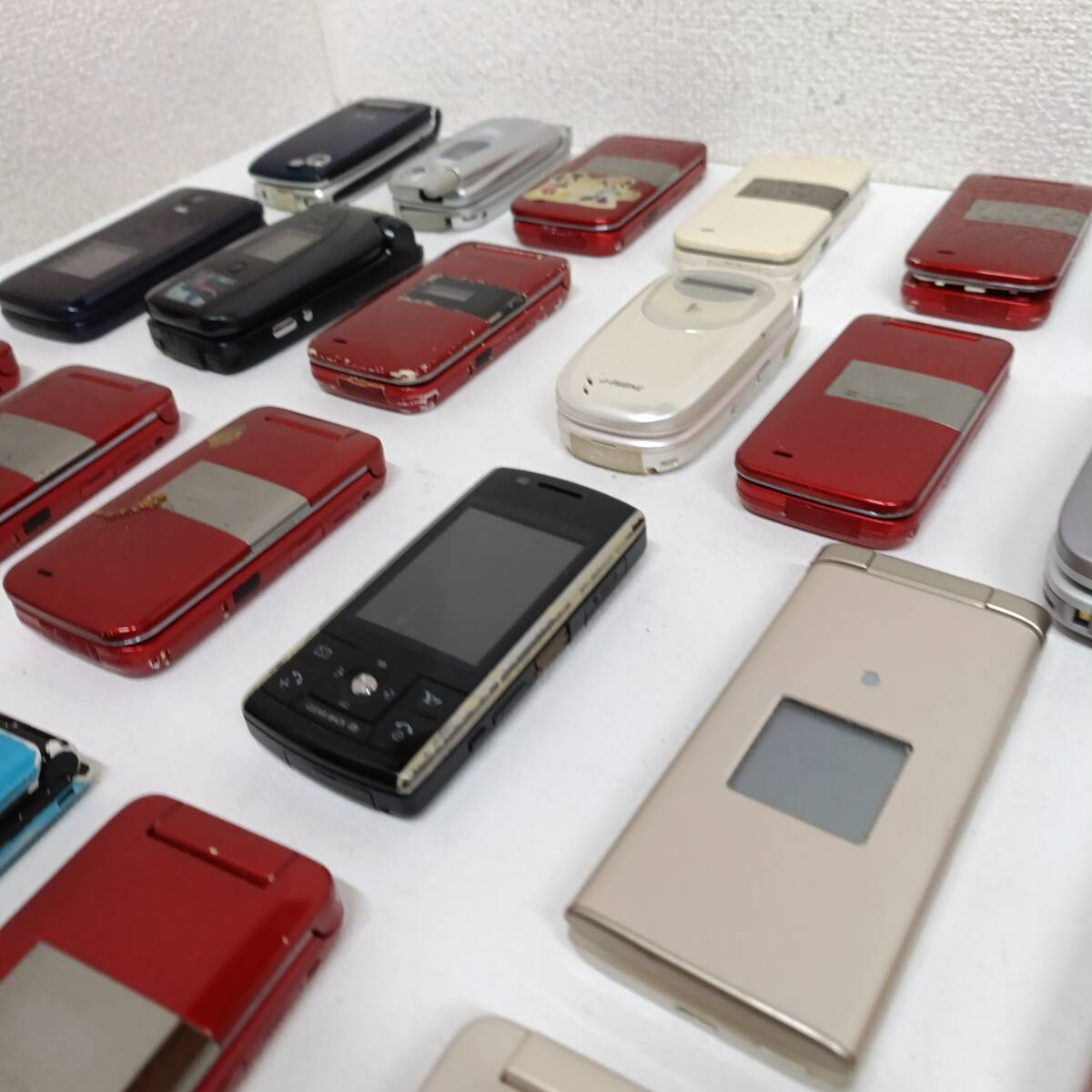 ぽ*け様 折りたたみ式携帯電話セット45台スマホ3台 ジャンク品 携帯電話 45台 まとめて ガラケー 折りたたみ ボーダフォン J