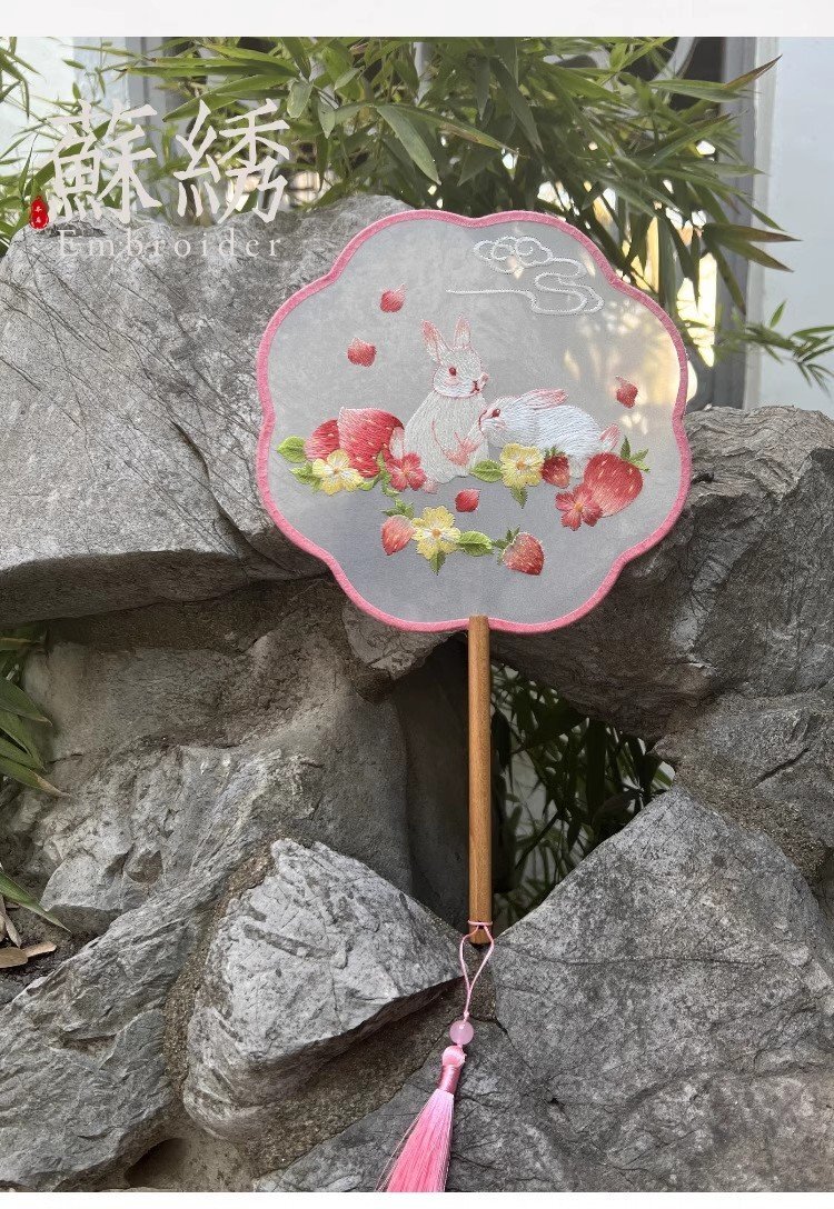 送料無料 刺繍美品 蘇繍 両面刺繍 扇 団扇 うちわ 兎 いちご 送料無料 刺繍美品 蘇繍 両面刺繍 扇 団扇 うちわ 兎 いちご