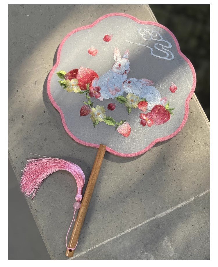 送料無料 刺繍美品 蘇繍 両面刺繍 扇 団扇 うちわ 兎 いちご 送料無料 刺繍美品 蘇繍 両面刺繍 扇 団扇 うちわ 兎 いちご