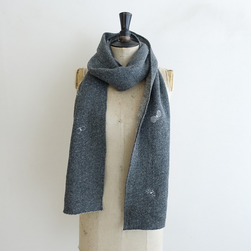 ミナペルホネン mina perhonen *choucho マフラー*グレー刺しゅうニットストール肩掛けショールスカーフ(st25-2503-46)【03C52】