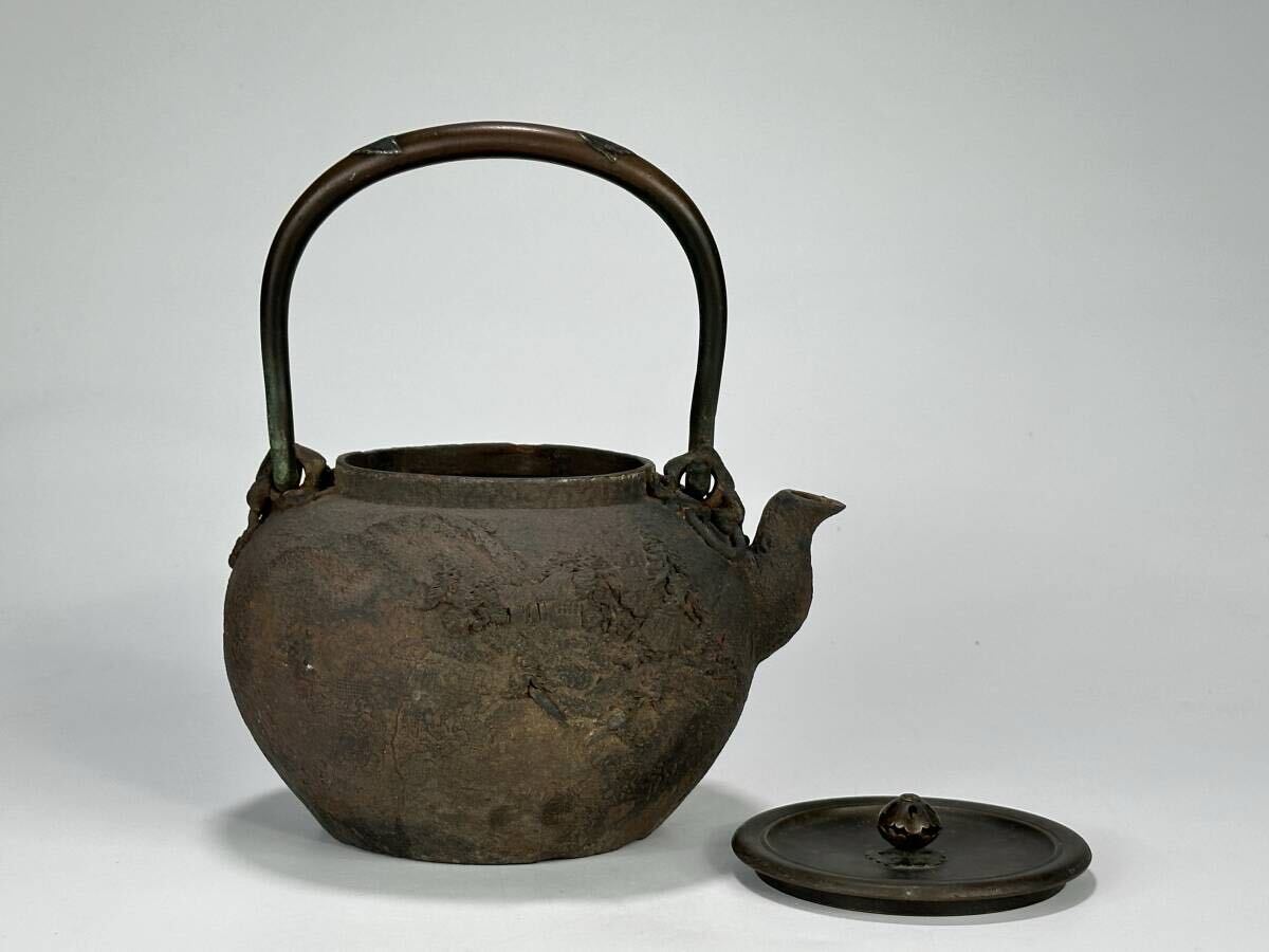 UM24-6 日本美術 茶道具 鉄瓶 龍文堂 銀象嵌 浮彫 底在銘 古鉄瓶 UM24-6 日本美術 茶道具 鉄瓶 龍文堂 銀象嵌 浮彫 底在銘 古鉄瓶
