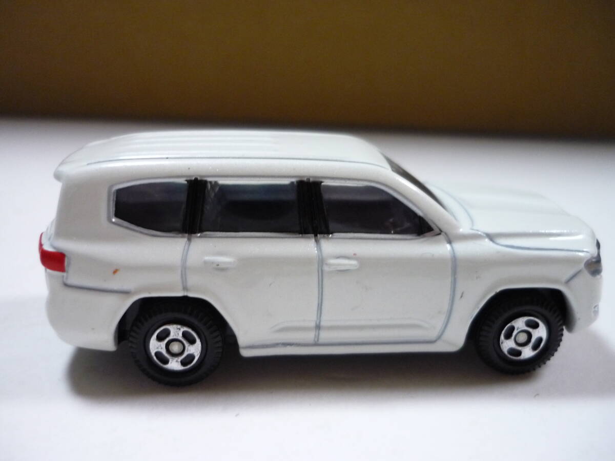 [管00]【送料無料】ミニカー 1/66 トヨタ ランドクルーザー2022 「トミカ No.38」タカラトミー ミニチュア