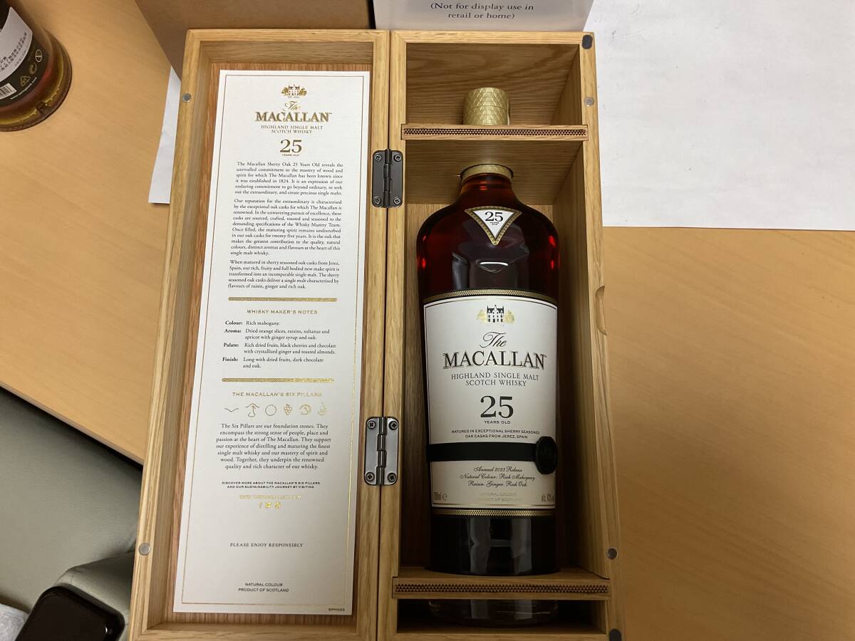 正規品 ザ・マッカラン25年 43° 700ml 2023リリース 新品 専用木 正規品 ザ・マッカラン25年 43° 700ml 2023リリース 新品 専用木