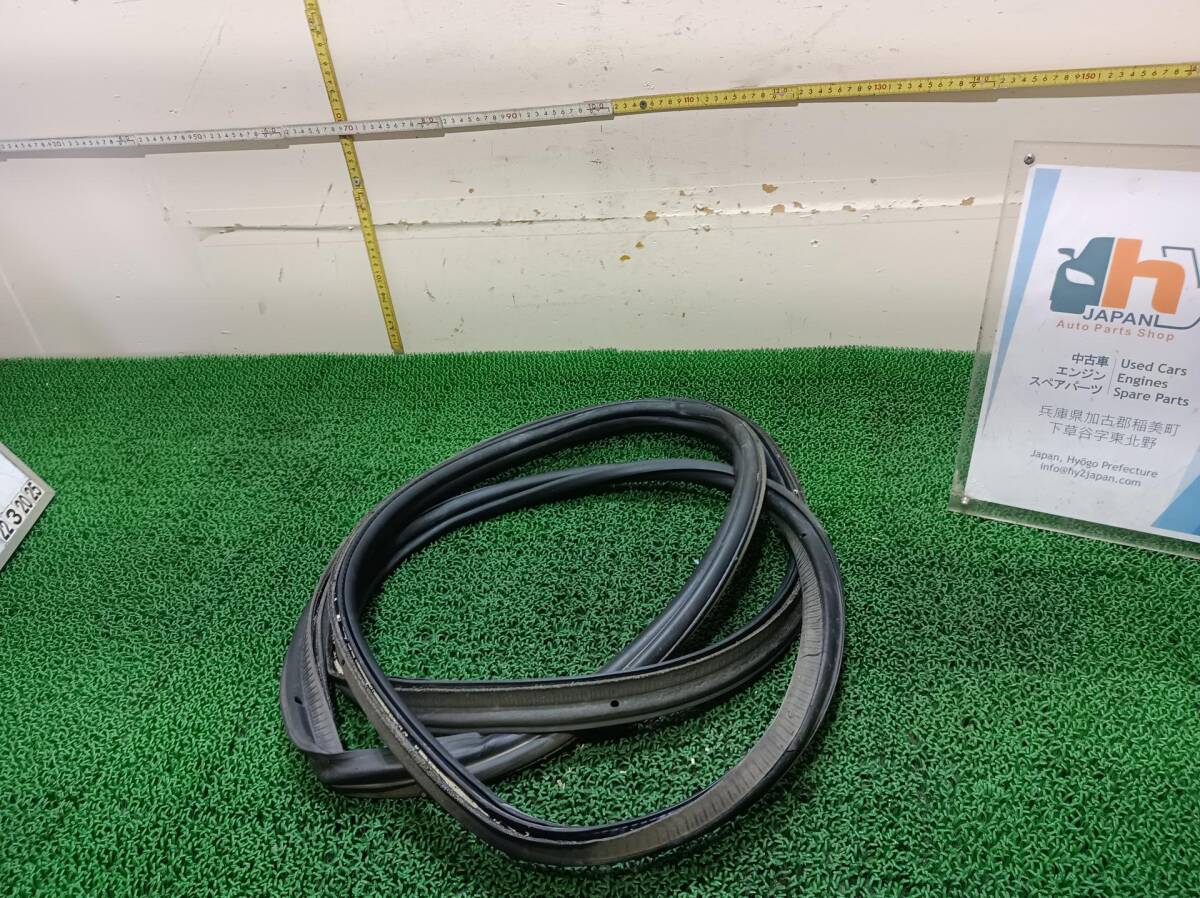 ボルボ　テールゲートウェザーストリップ　940 エステート　E-9B230W　9B230W　ボルボ / 740　1997　#hyj　NSP256132