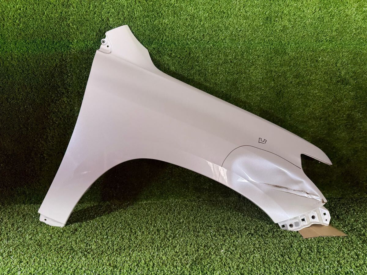 ランドクルーザーURJ200W 右フロントフェンダー53801-60B80※個人宅発送不可_画像1