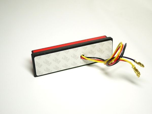スクエアLEDテールランプ レッドレンズ バイク用　ボルト穴無(wú)し ゆうパケット対応 ビューエル トライアンフ ドゥカティ KTM アプリリア