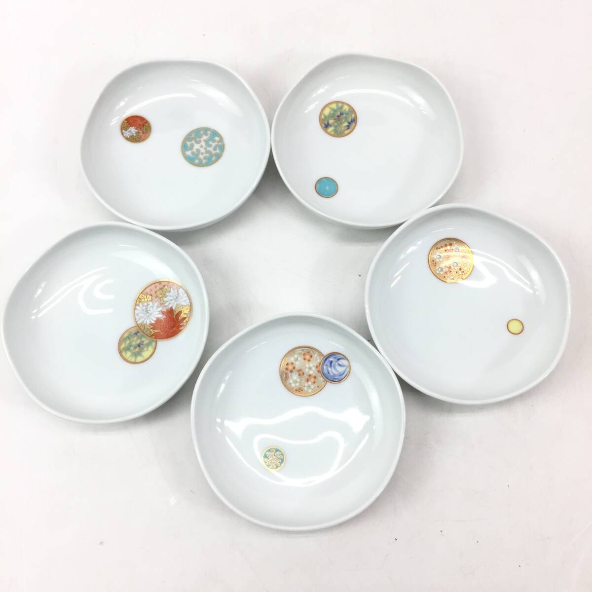 1円~ 深川製磁 寿赤絵 取皿揃 5枚セット 食器 小皿 丸皿 共箱付 1円~ 深川製磁 寿赤絵 取皿揃 5枚セット 食器 小皿 丸皿 共箱付