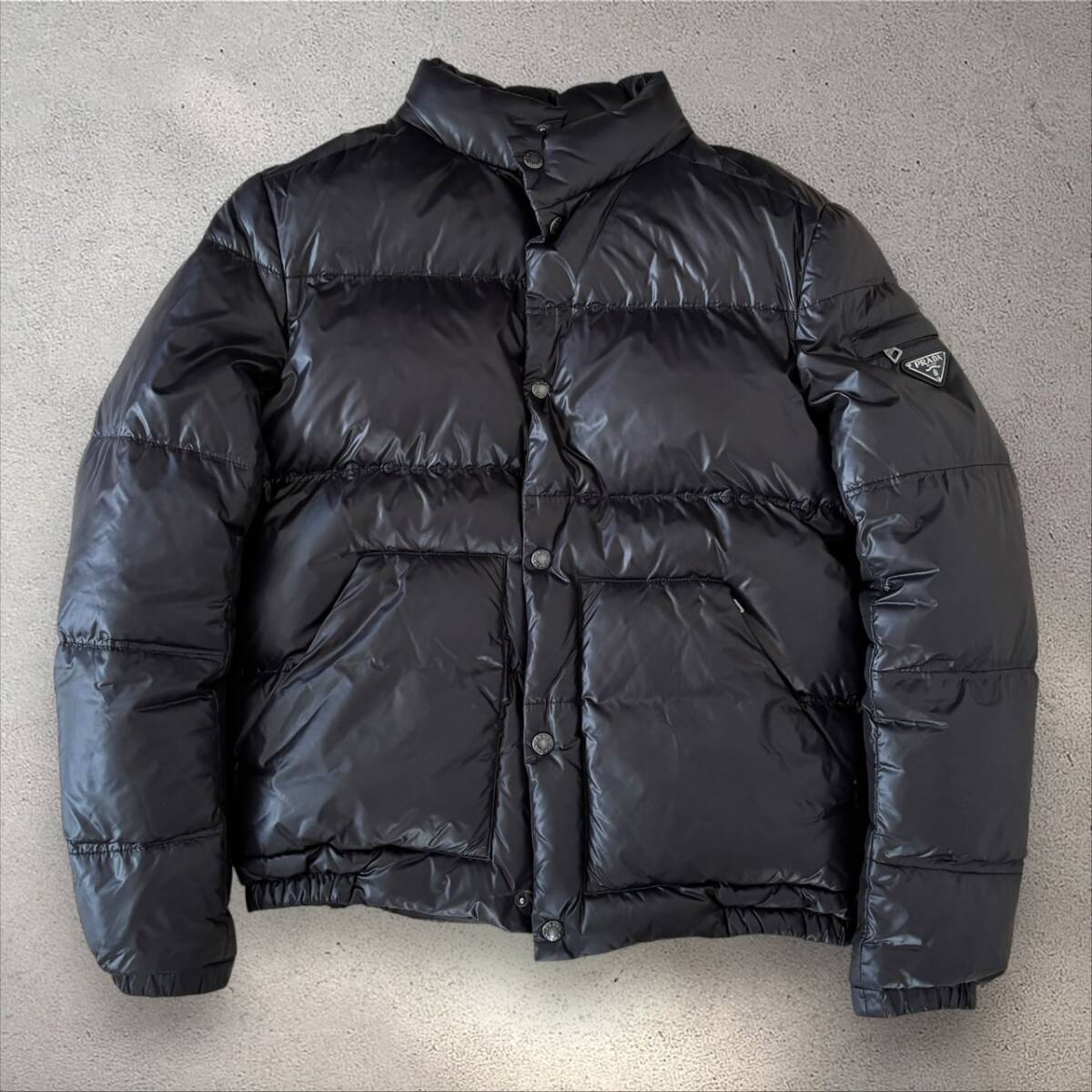 美品 PRADA プラダ 三角ロゴプレート ナイロン ダウンジャケット 美品 PRADA プラダ 三角ロゴプレート ナイロン ダウンジャケット