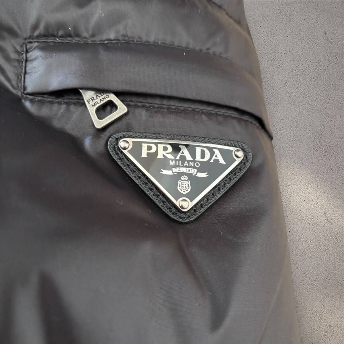 美品 PRADA プラダ 三角ロゴプレート ナイロン ダウンジャケット 美品 PRADA プラダ 三角ロゴプレート ナイロン ダウンジャケット