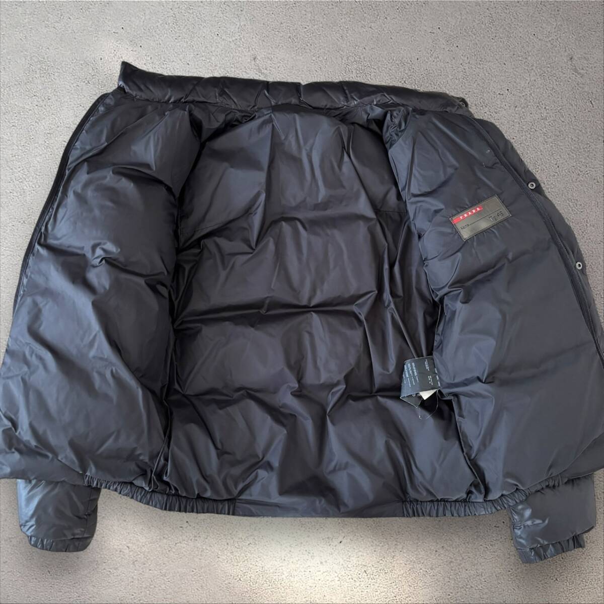 美品 PRADA プラダ 三角ロゴプレート ナイロン ダウンジャケット 美品 PRADA プラダ 三角ロゴプレート ナイロン ダウンジャケット