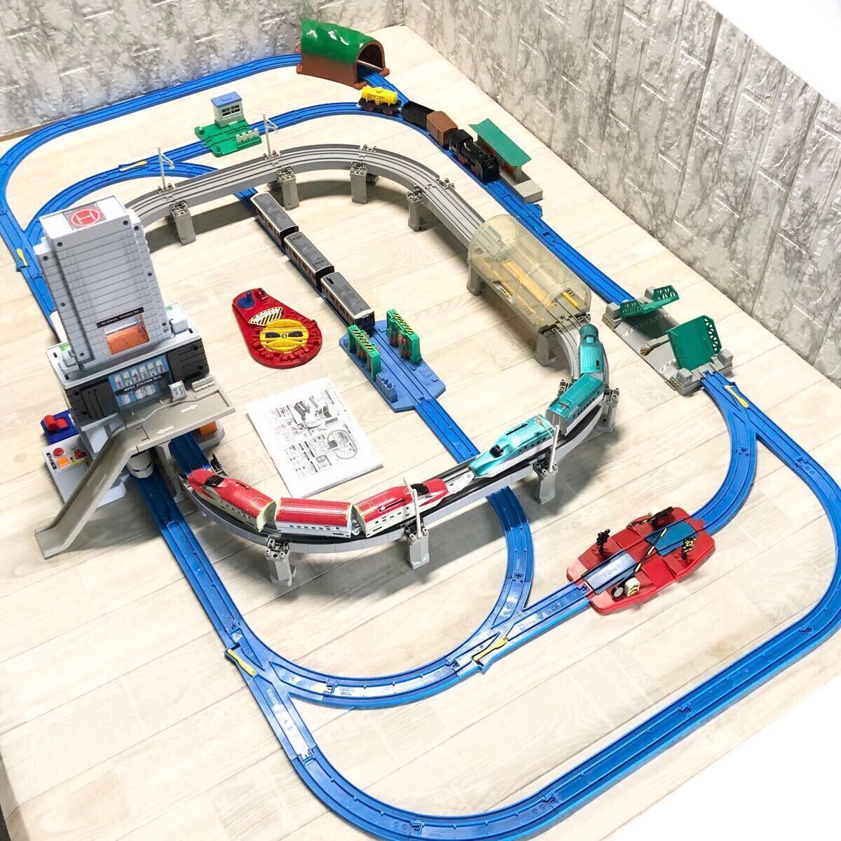 のぼってくだって立体交差 メガ駅ビル プラレール・レイアウト のぼってくだって立体交差 メガ駅ビル プラレール・レイアウト