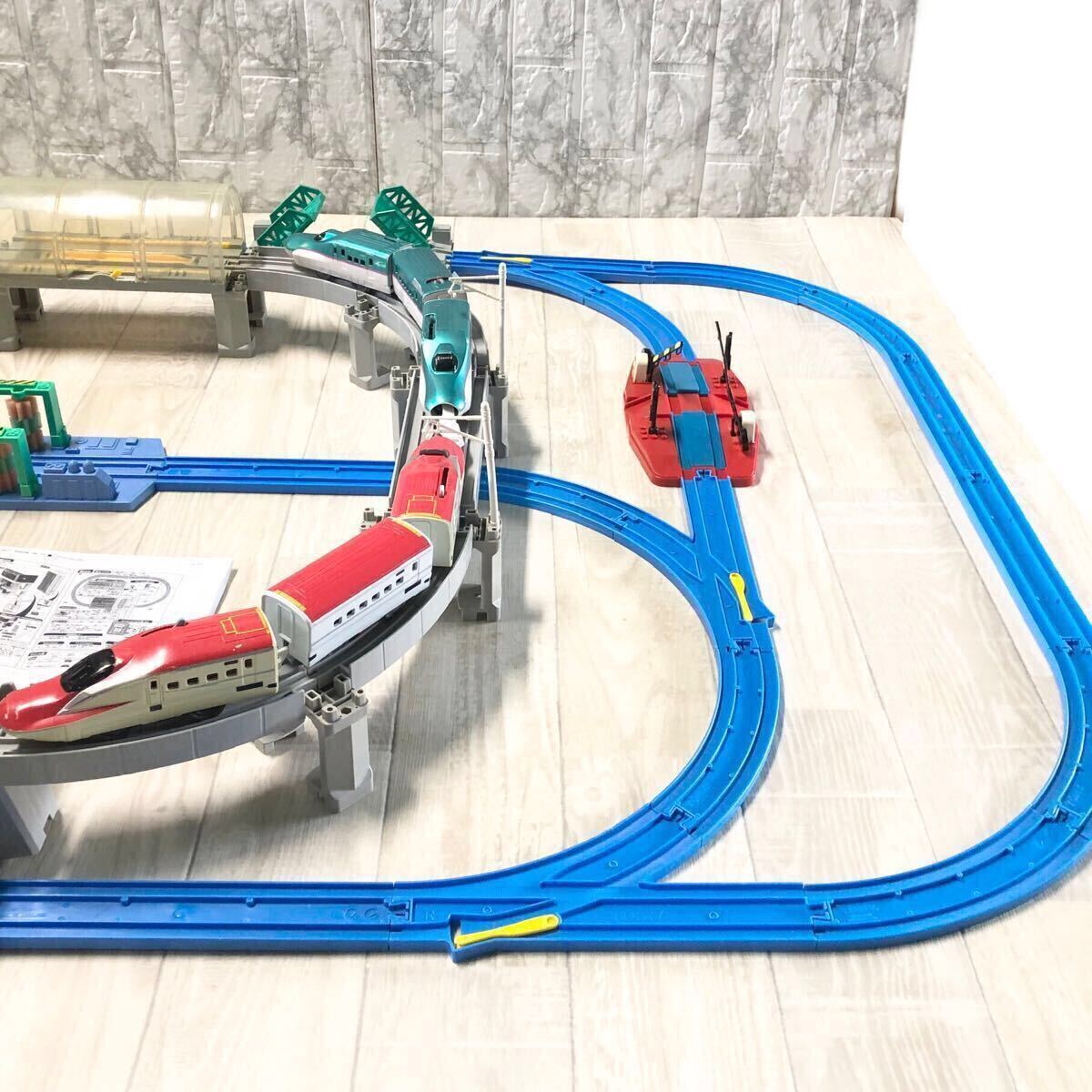 のぼってくだって立体交差 メガ駅ビル プラレール・レイアウト のぼってくだって立体交差 メガ駅ビル プラレール・レイアウト