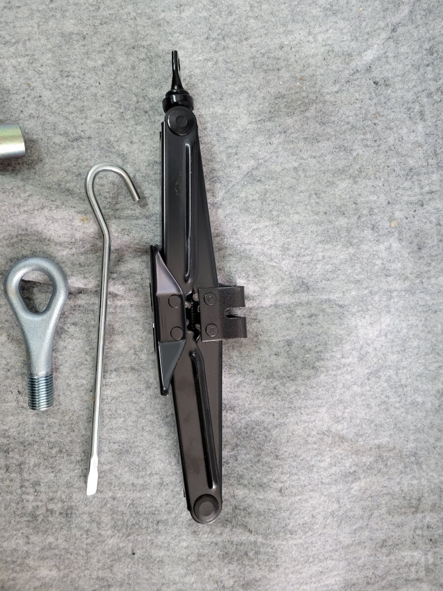 タント タントカスタム L375S ダイハツ L175S 車載工具 パンタグラフジャッキ 純正 ジャッキ 応急工具 レンチ けん引フック_画像3