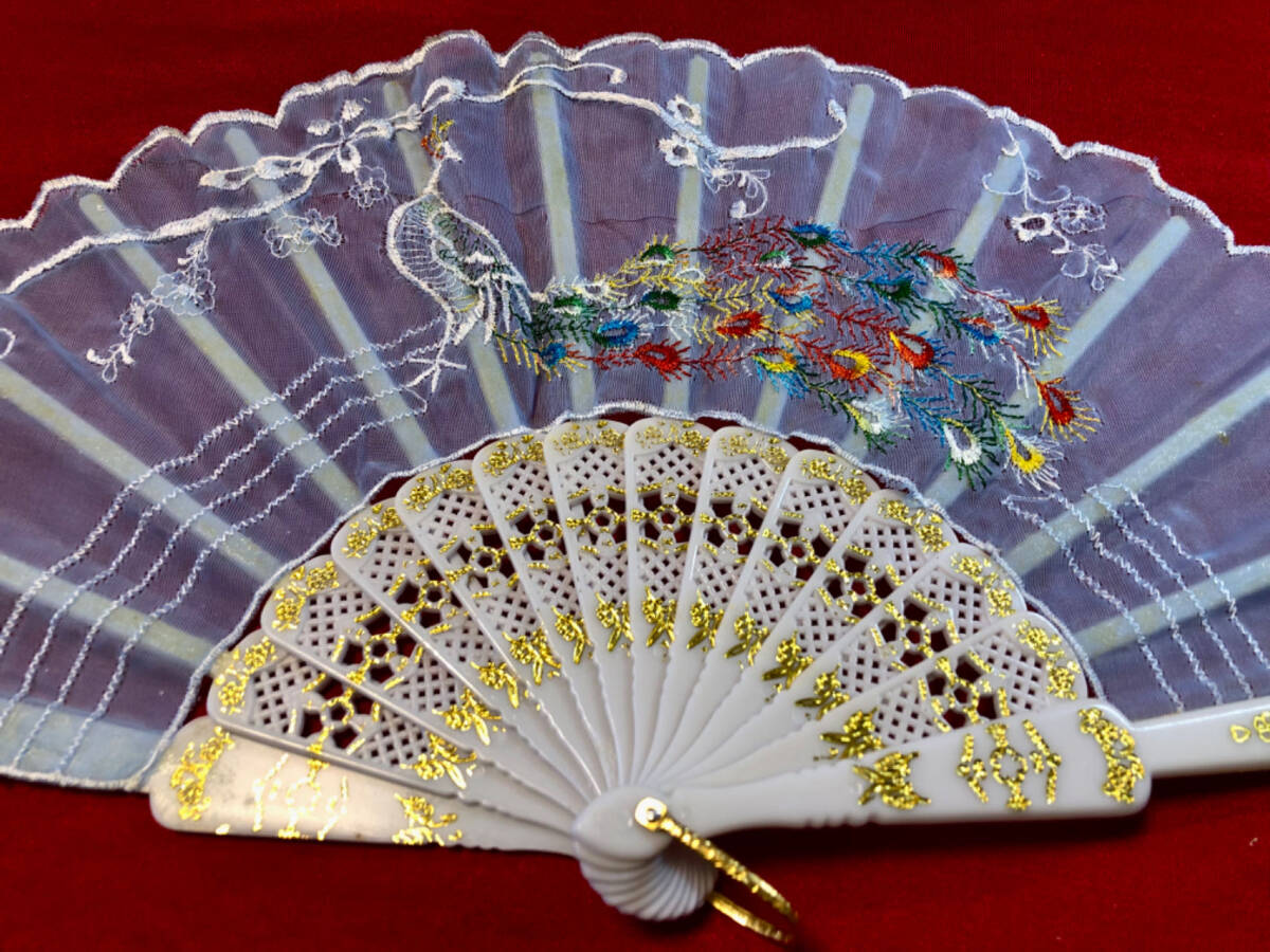 刺繍扇子　白身彩尾の孔雀姿模様　パープルの透かし生地　発表会　バレエ　ダンス　民謡　踊り　舞台　演劇　チャイナドレス　コスプレ　_画像3