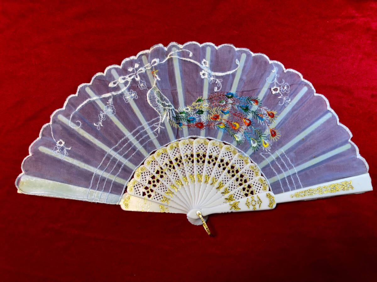 刺繍扇子　白身彩尾の孔雀姿模様　パープルの透かし生地　発表会　バレエ　ダンス　民謡　踊り　舞台　演劇　チャイナドレス　コスプレ　_画像1