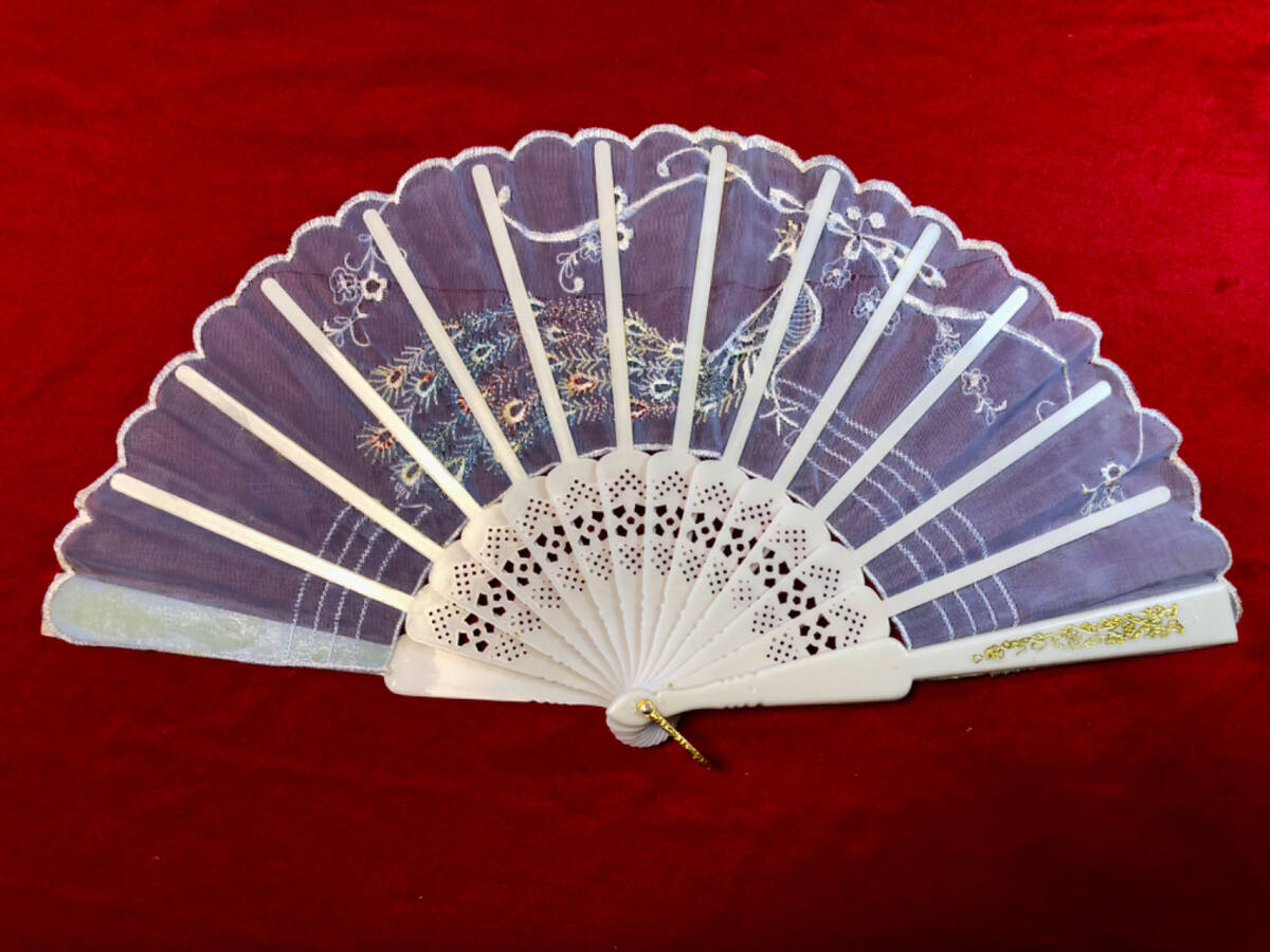 刺繍扇子　白身彩尾の孔雀姿模様　パープルの透かし生地　発表会　バレエ　ダンス　民謡　踊り　舞台　演劇　チャイナドレス　コスプレ　_画像2