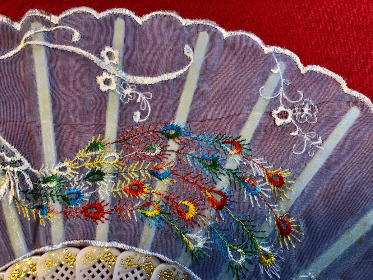 刺繍扇子　白身彩尾の孔雀姿模様　パープルの透かし生地　発表会　バレエ　ダンス　民謡　踊り　舞台　演劇　チャイナドレス　コスプレ　_画像4