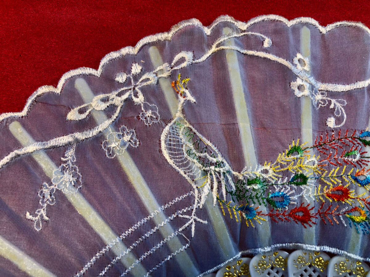 刺繍扇子　白身彩尾の孔雀姿模様　パープルの透かし生地　発表会　バレエ　ダンス　民謡　踊り　舞台　演劇　チャイナドレス　コスプレ　_画像5