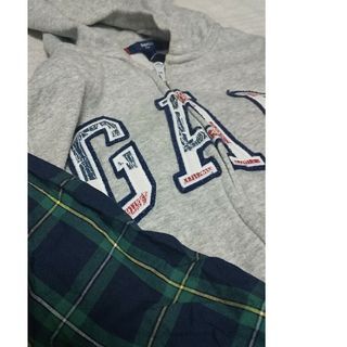 ④ 男の子用 服 140 ５點(diǎn)セット まとめ　GAP　BeBe　グリーンチェック柄　イカリ柄　半袖　フード付きジップアップ上著　青系ズボン