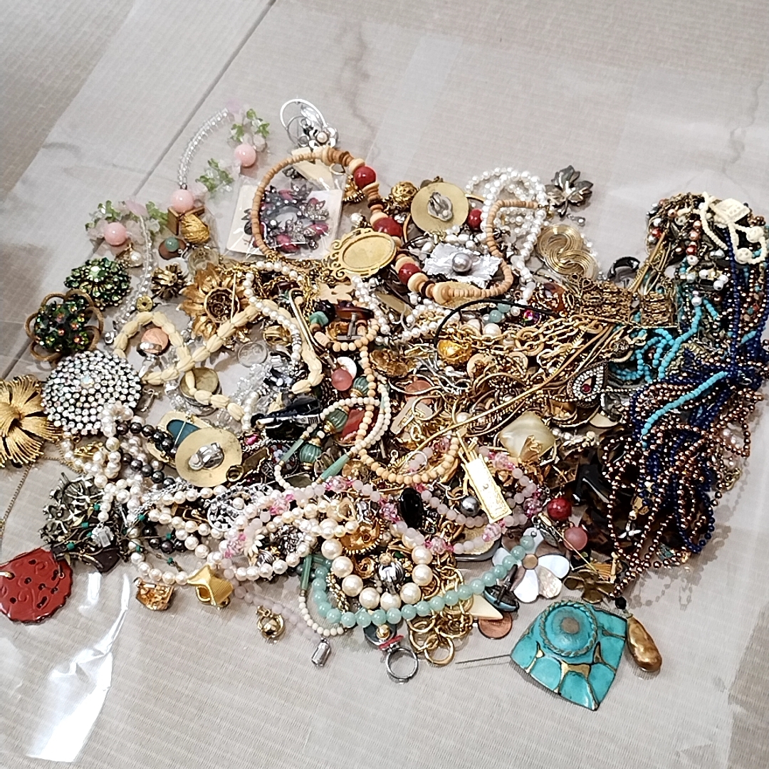 約5kg　イミテーションアクセサリー　大量まとめ売り　ジャンク品　ネックレス　ブローチ　イヤリング　メッキ　他　⑤ 2 大量 貴金属 イミテーションアクセサリー 約5kg以上 ネックレス 等