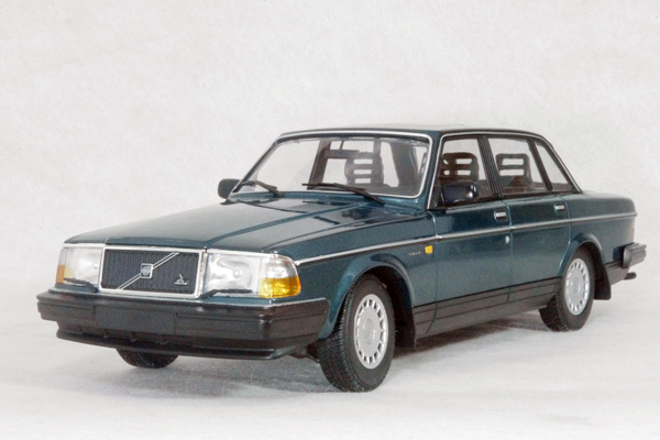 ● 1/18 ボルボ 〓 240 GL / 1986年 ペトロール メタリック 〓 VOLVO MINICHAMPS