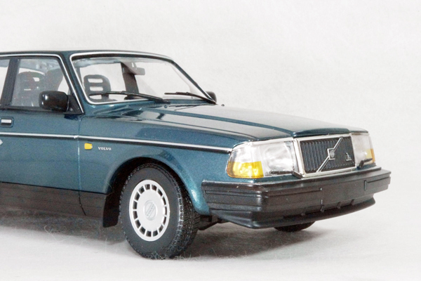 ● 1/18 ボルボ 〓 240 GL / 1986年 ペトロール メタリック 〓 VOLVO MINICHAMPS