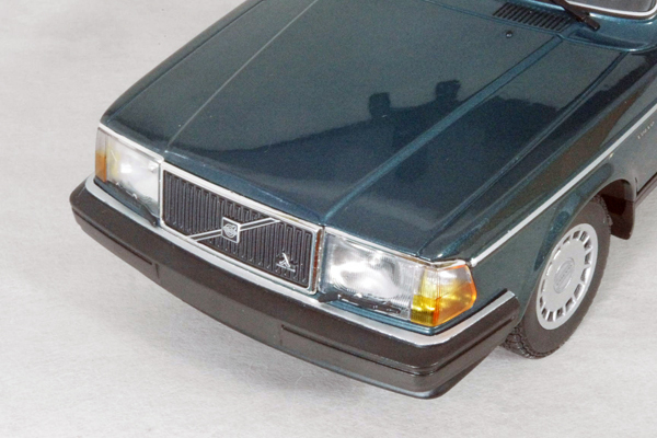 ● 1/18 ボルボ 〓 240 GL / 1986年 ペトロール メタリック 〓 VOLVO MINICHAMPS
