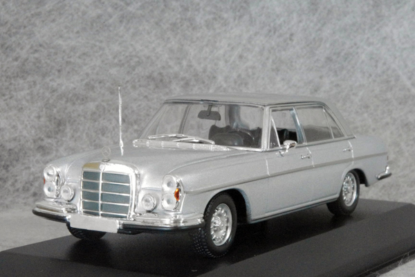 ● 1/43 メルセデス ベンツ 〓 300 SEL 6.3 ( W109 ) / シルバー 〓 Mercedes Benz MINICHAMPS_画像1