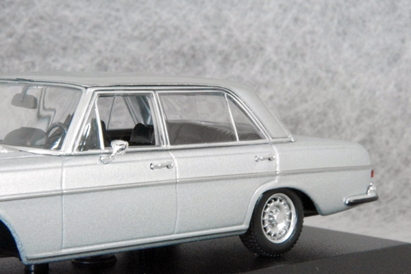 ● 1/43 メルセデス ベンツ 〓 300 SEL 6.3 ( W109 ) / シルバー 〓 Mercedes Benz MINICHAMPS_画像4
