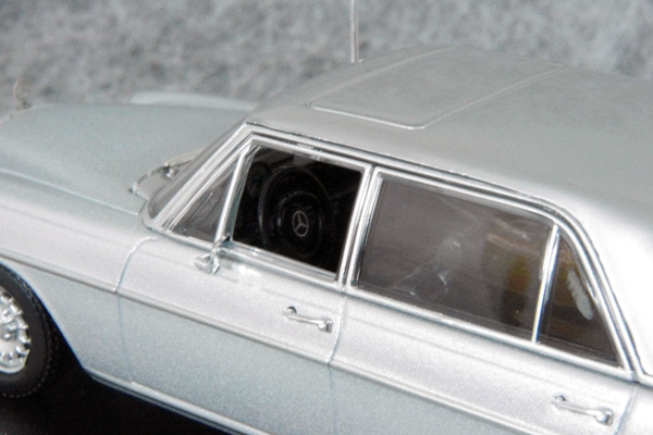 ● 1/43 メルセデス ベンツ 〓 300 SEL 6.3 ( W109 ) / シルバー 〓 Mercedes Benz MINICHAMPS_画像7