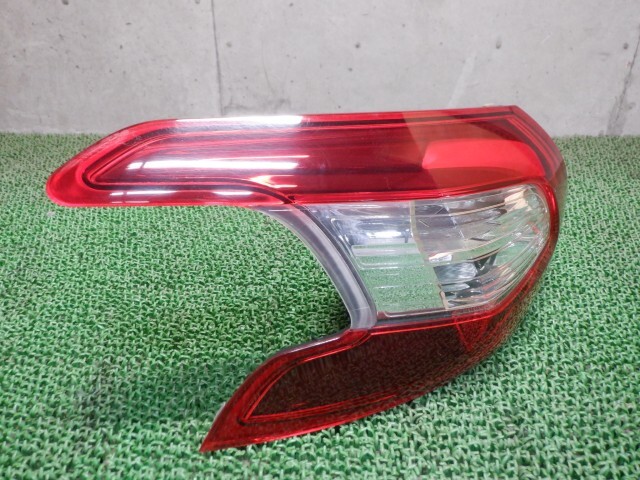 プジョー 308 LDA-T9BH01 左テールランプ KWE