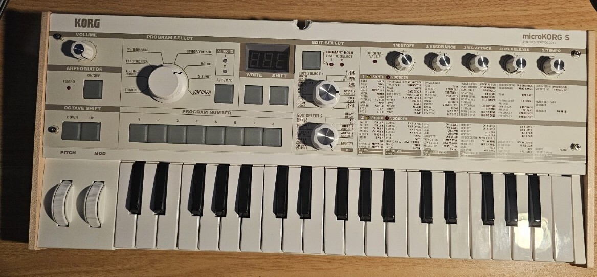 KORG синтезатор microKorg S