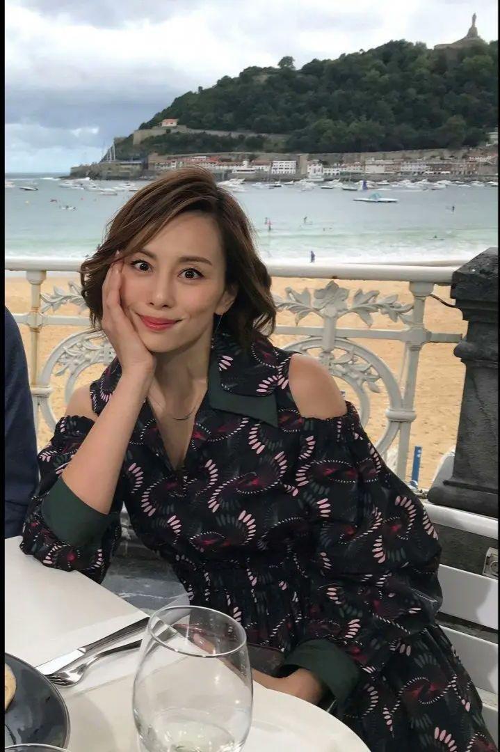 新品同様】フェンディ ワンピース 米倉涼子 プリーツ Aライン 40 新品同様】フェンディ ワンピース 米倉涼子 プリーツ Aライン 40