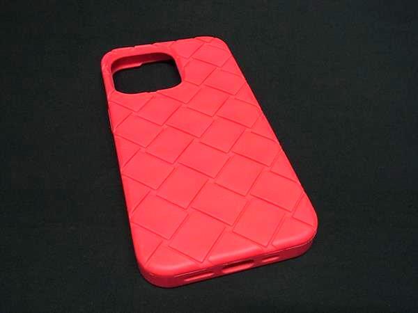 ■極美品■ BOTTEGA VENETA ボッテガヴェネタ イントレチャート ラバー iPhone13 Pro 対応 アイフォンケース レッド系 BI9490